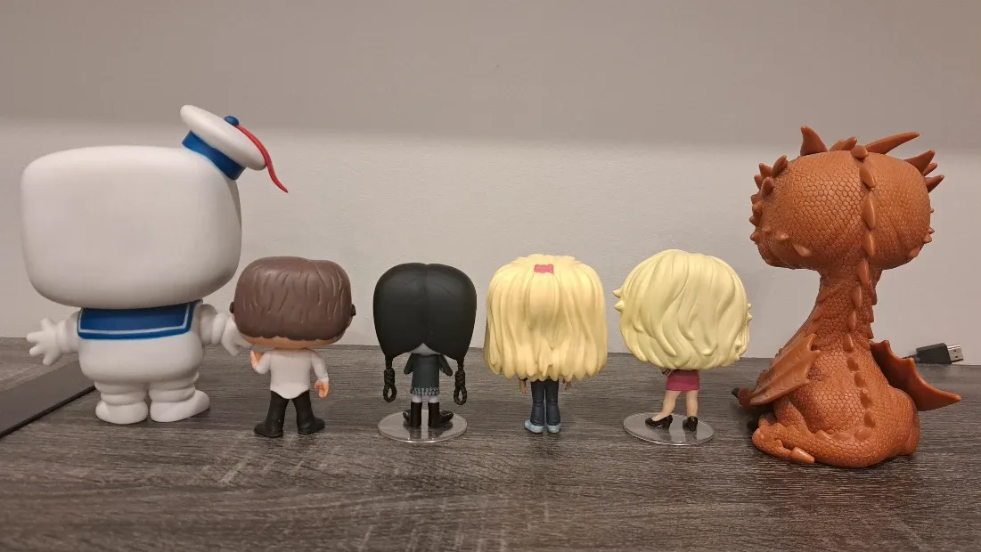 👓 McLovin' 👱🏻‍♀️ Bundy 🐲 Smaug 👧🏻 Wednesday 👻 Stay-Puft 🎡 Rose image indicator(3)