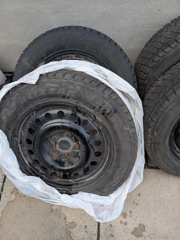 Bridgestone Blizzak Winter Tires and stell wheels image indicator(6)