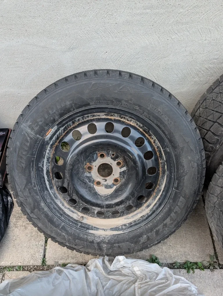 Bridgestone Blizzak Winter Tires and stell wheels image indicator(2)