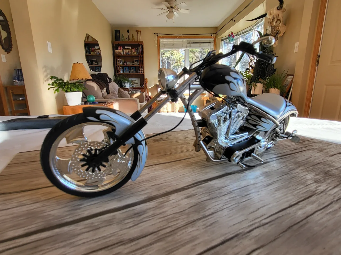 Custom Chopper Motorcycle Diecast 1:18 image indicator(2)