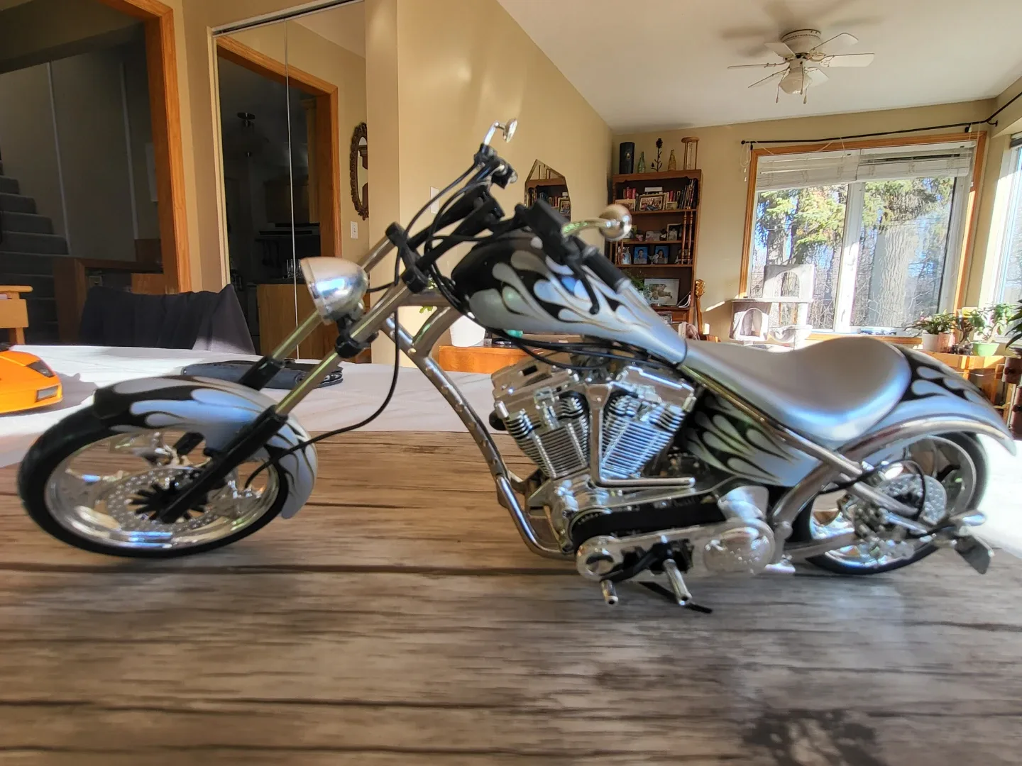 Custom Chopper Motorcycle Diecast 1:18 image indicator(4)