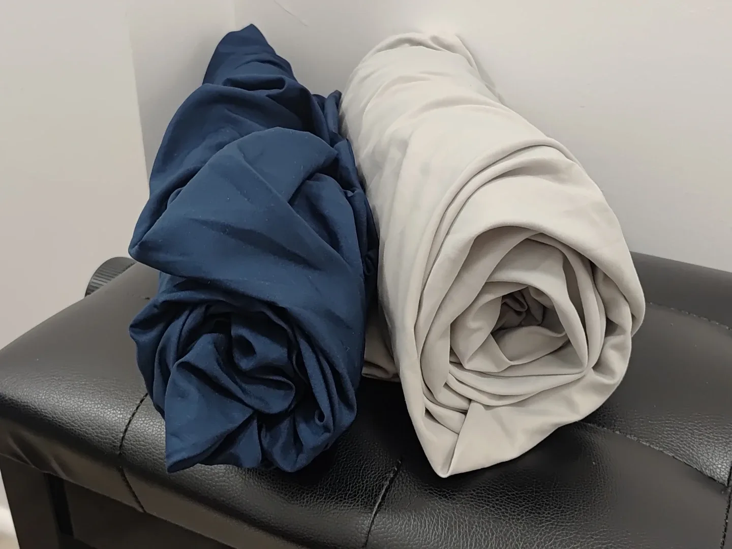 2 fitted Bed Sheets Queen size & Pillow Case image indicator(3)