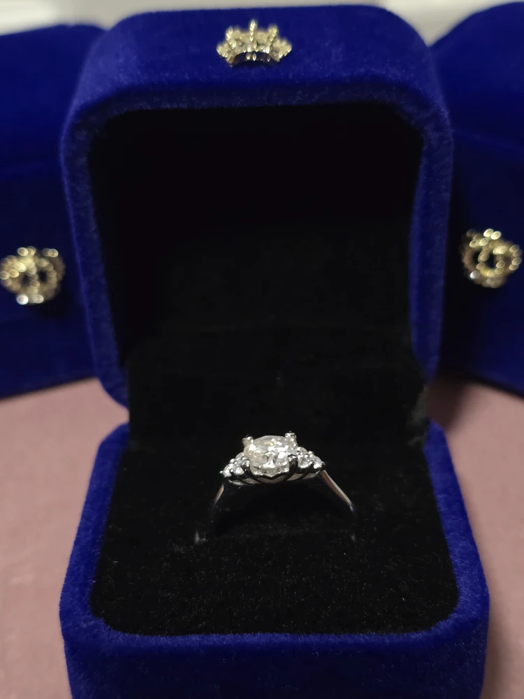 1.0 carat Elegant Round Trilogy Moissanite Diamond Ring - photo 2