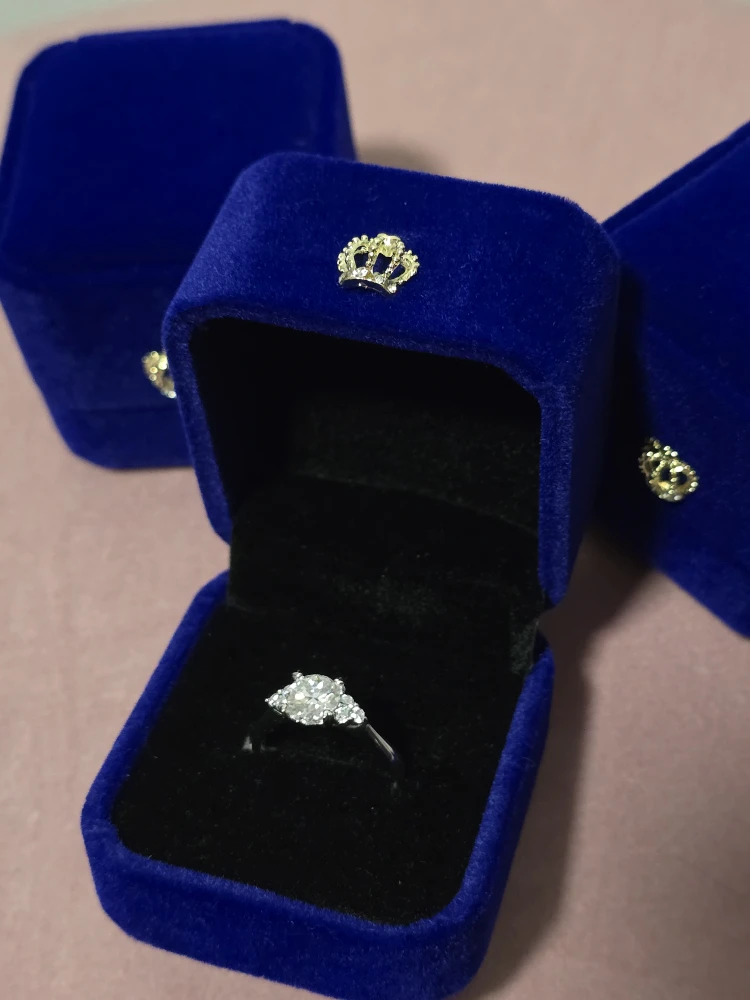 1.0 carat Elegant Round Trilogy Moissanite Diamond Ring - photo 3