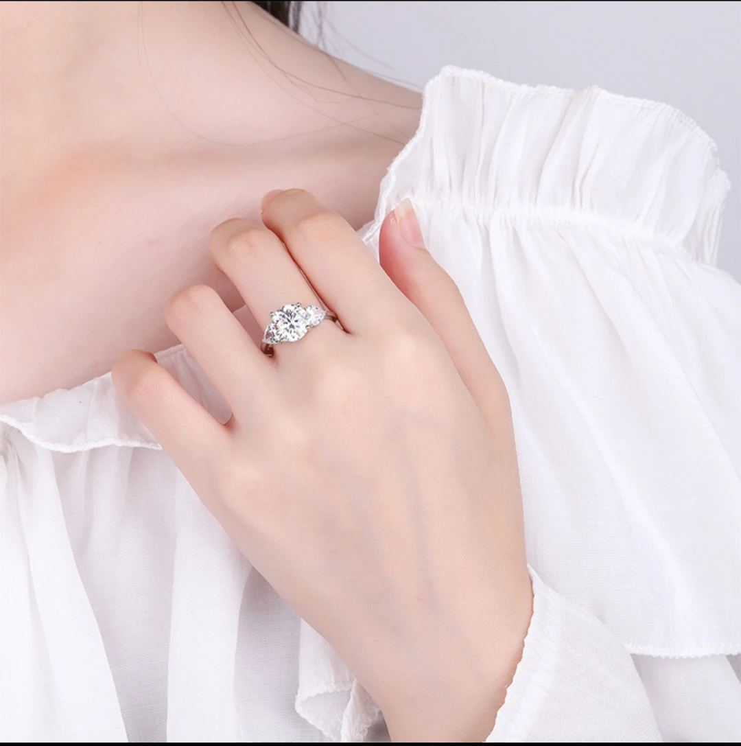 1.0 carat Elegant Round Trilogy Moissanite Diamond Ring - photo 5
