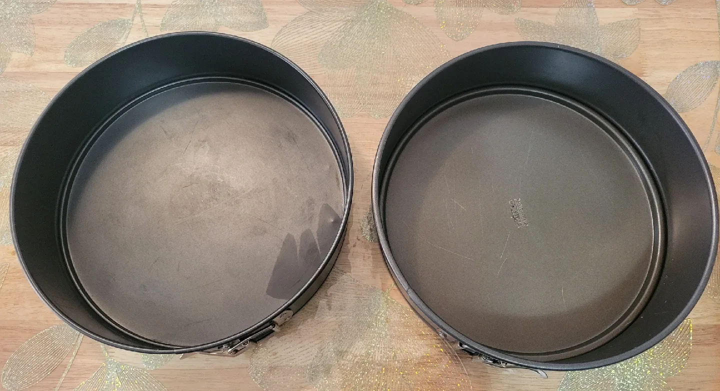 ONE 10-inch Springform Cake Pan. USED image indicator(2)