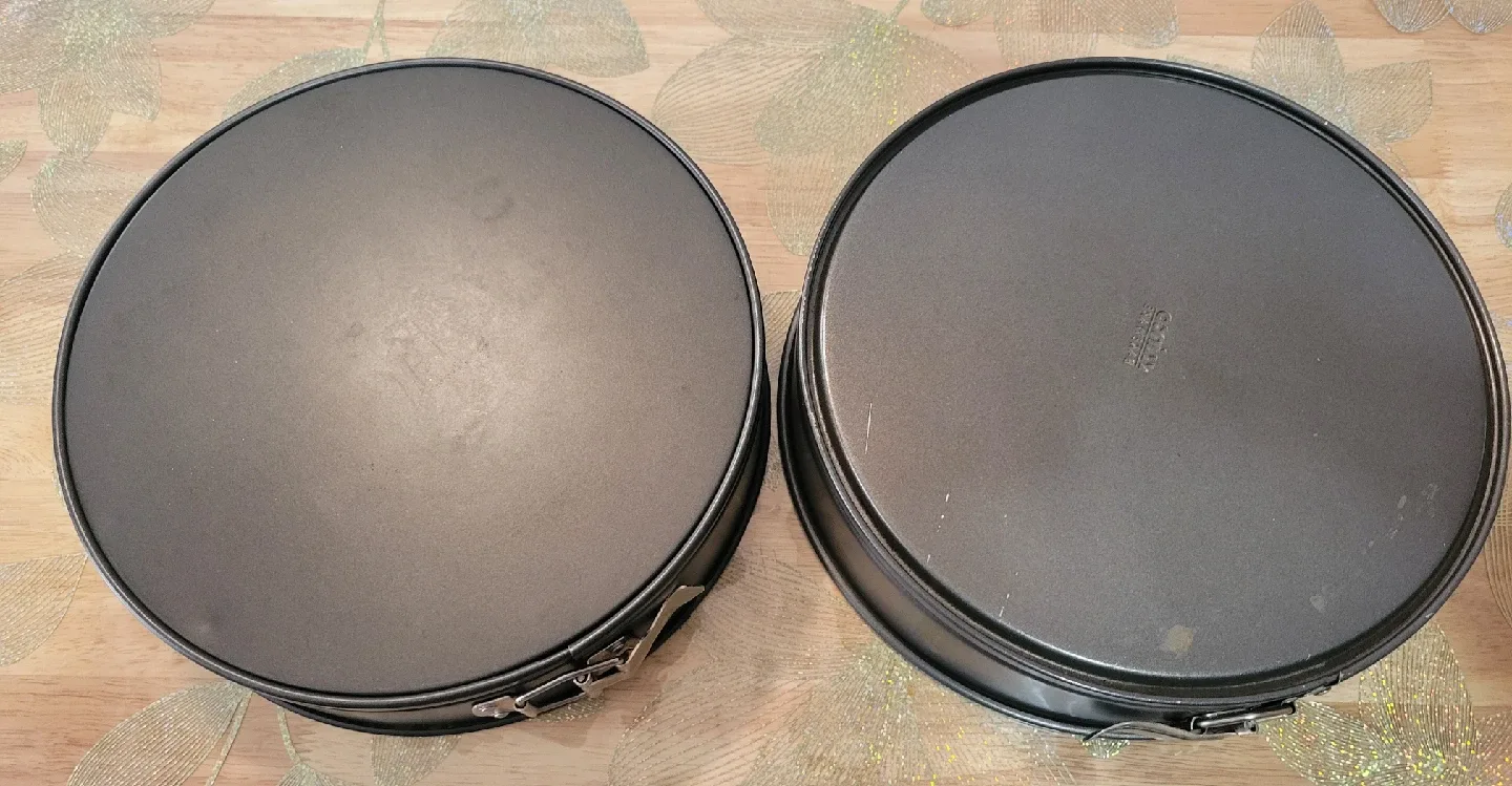 ONE 10-inch Springform Cake Pan. USED image indicator(3)