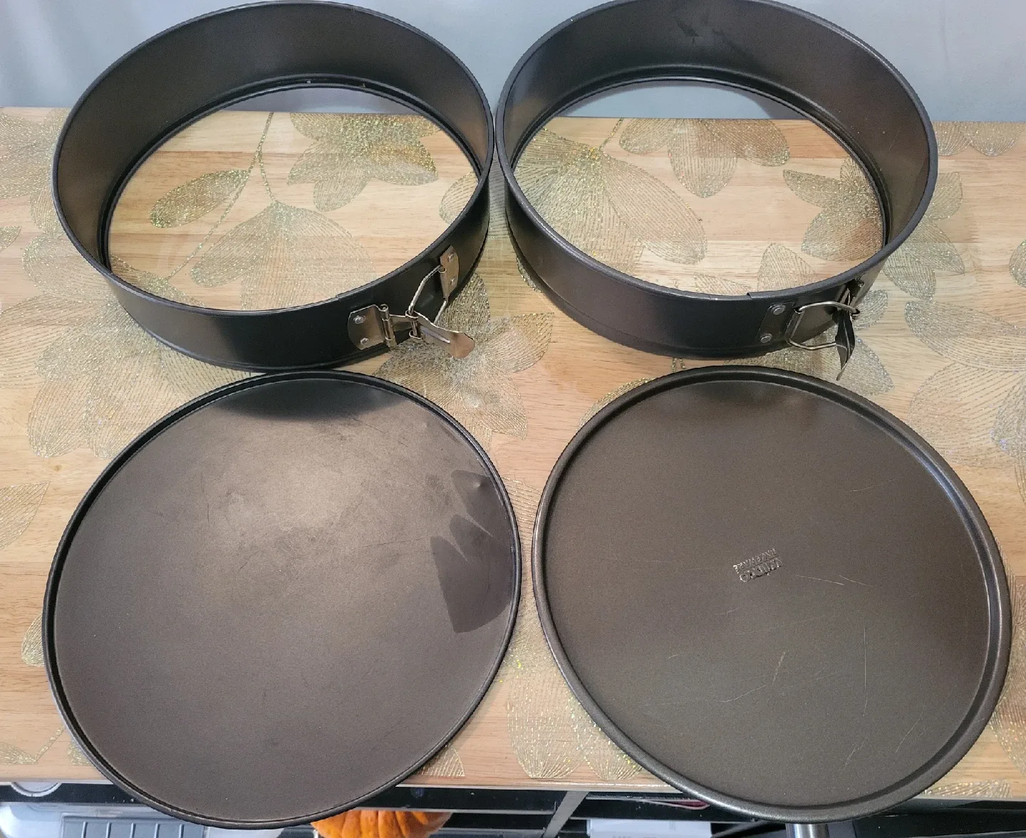 ONE 10-inch Springform Cake Pan. USED image indicator(4)