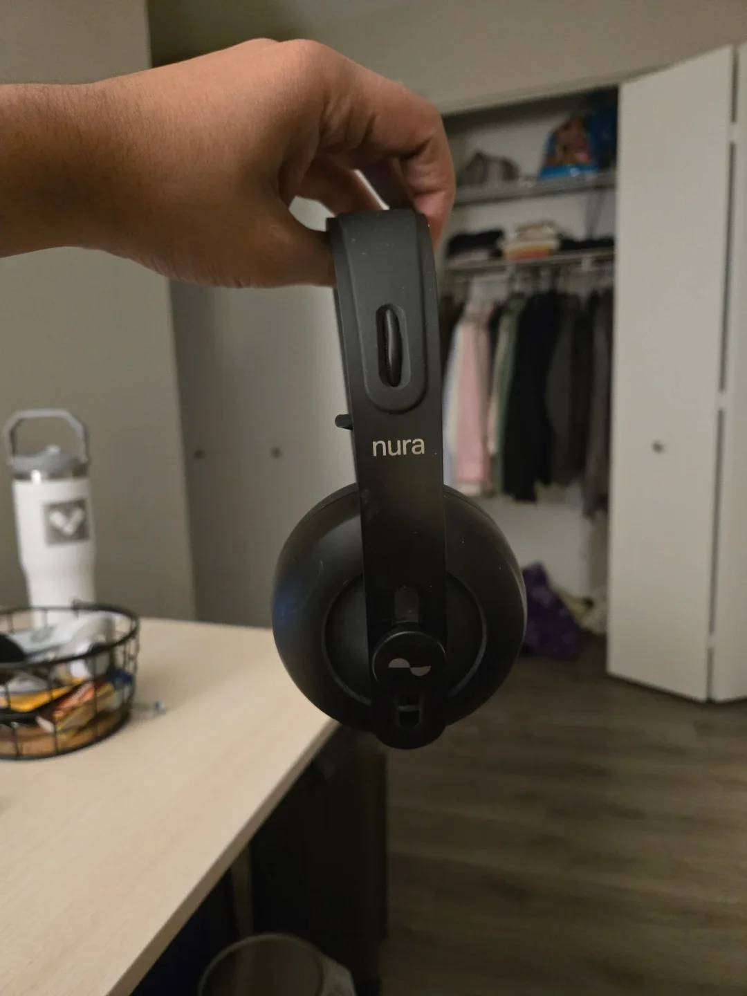 Nura Headphones with Case image indicator(2)