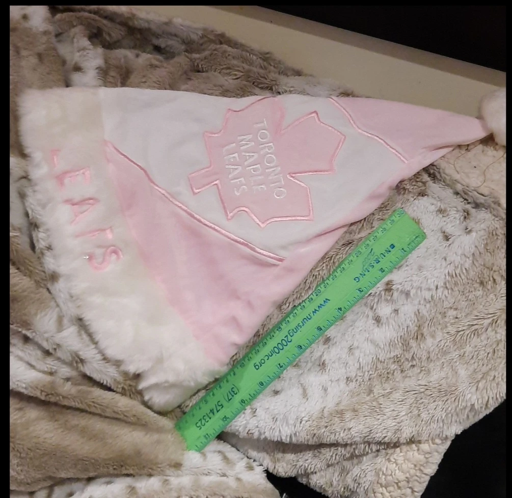 Toronto Maple 🍁 Leafs NHL faux fur Santa 🎅 Hat Cap Pink