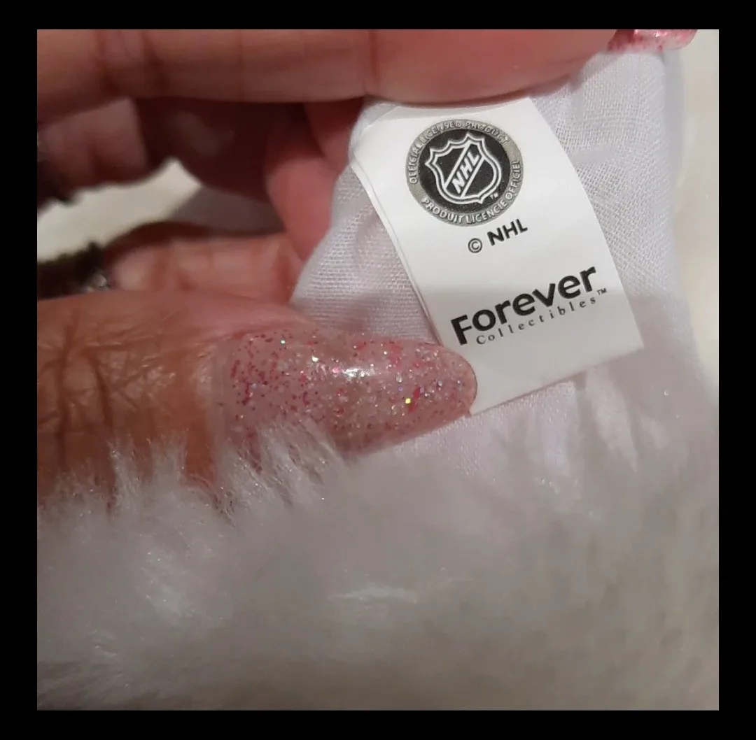 Toronto Maple 🍁 Leafs NHL faux fur Santa 🎅 Hat Cap Pink image indicator(4)