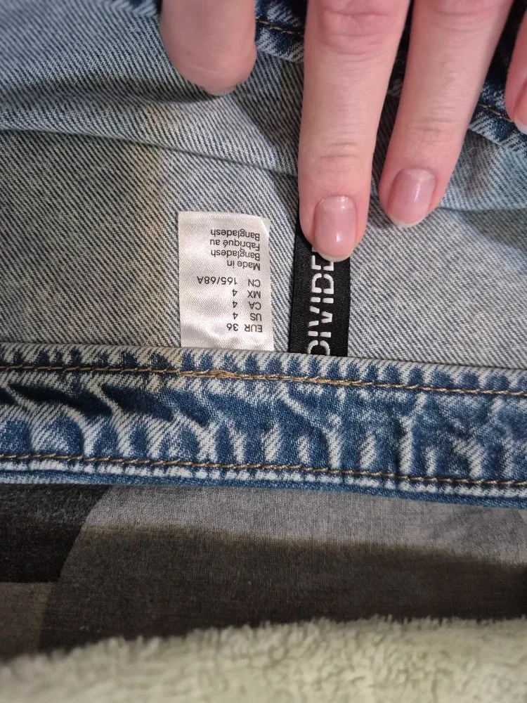 H&M Divided Denim Skirt - Size 4 image indicator(2)