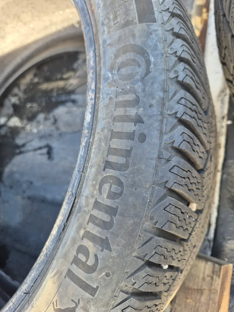 235/40r19 two Continental Winter Tires image indicator(5)