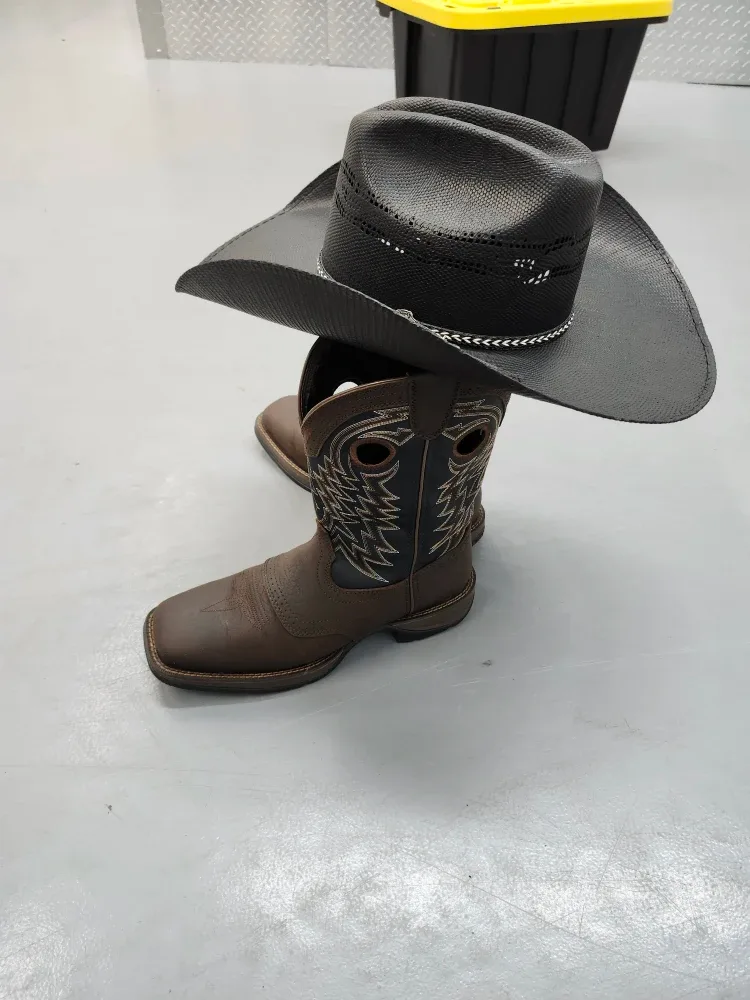 Cowboy Boots and Cowboy Hat used once image indicator(2)
