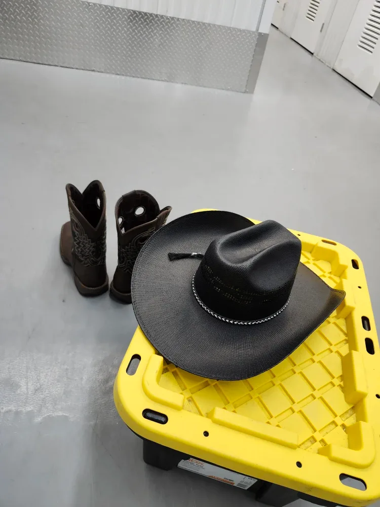 Cowboy Boots and Cowboy Hat used once image indicator(5)