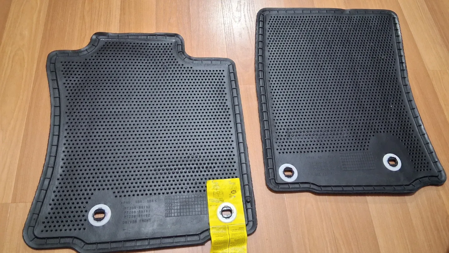 Toyota 4Runner black carpet floor mats Front Seats image indicator(3)