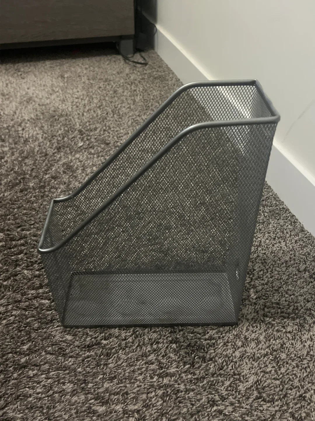 Mesh Magazine Rack - Silver image indicator(3)