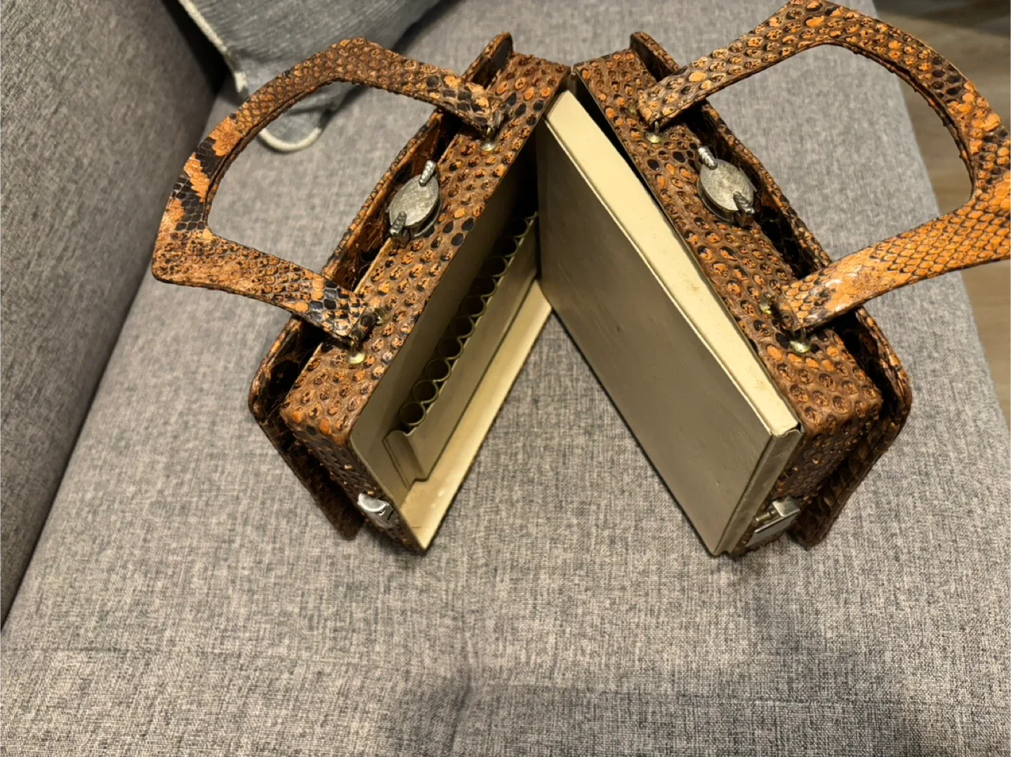 Vintage Snake Skin Handbag image indicator(6)