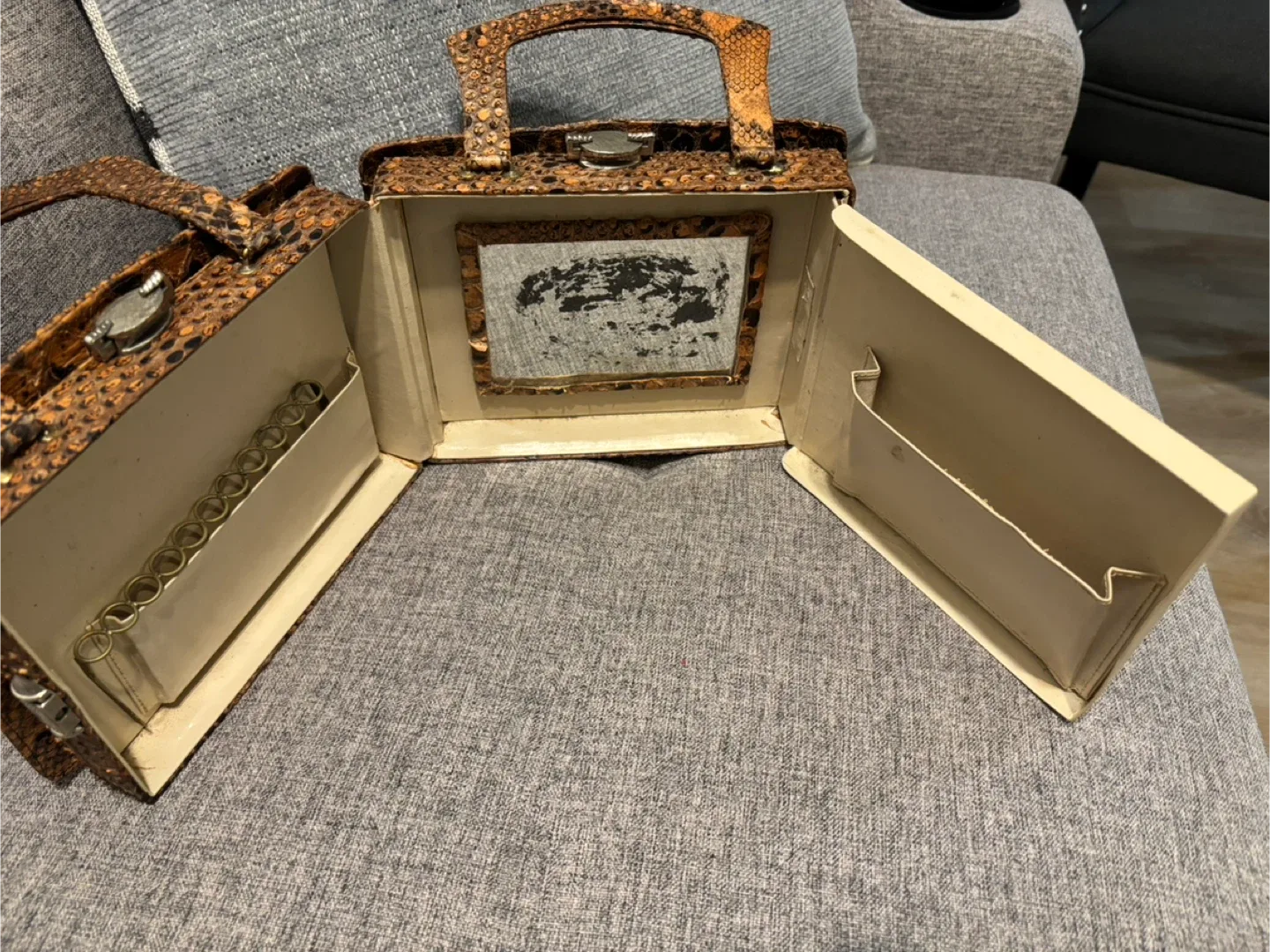 Vintage Snake Skin Handbag image indicator(7)