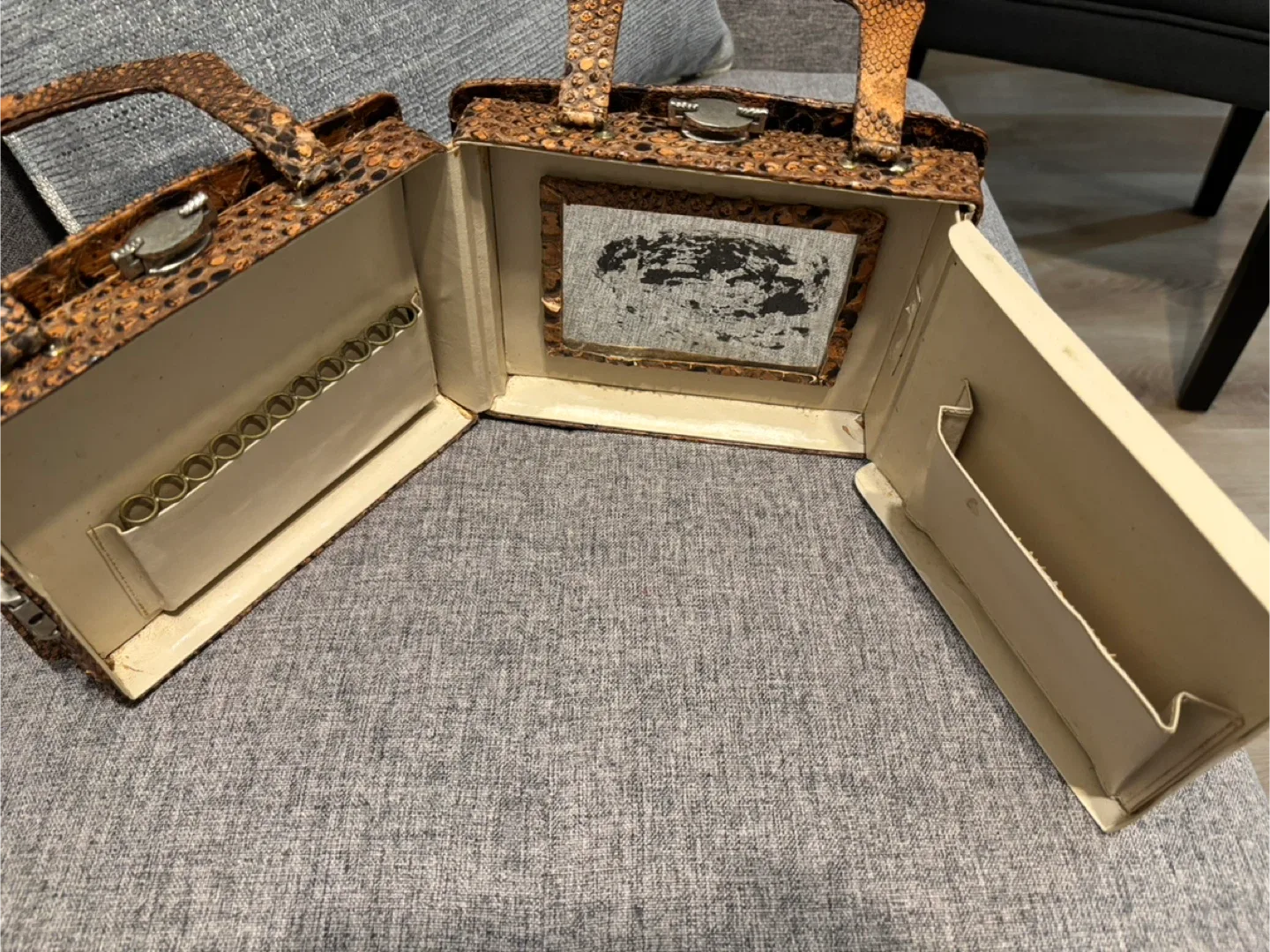 Vintage Snake Skin Handbag image indicator(8)