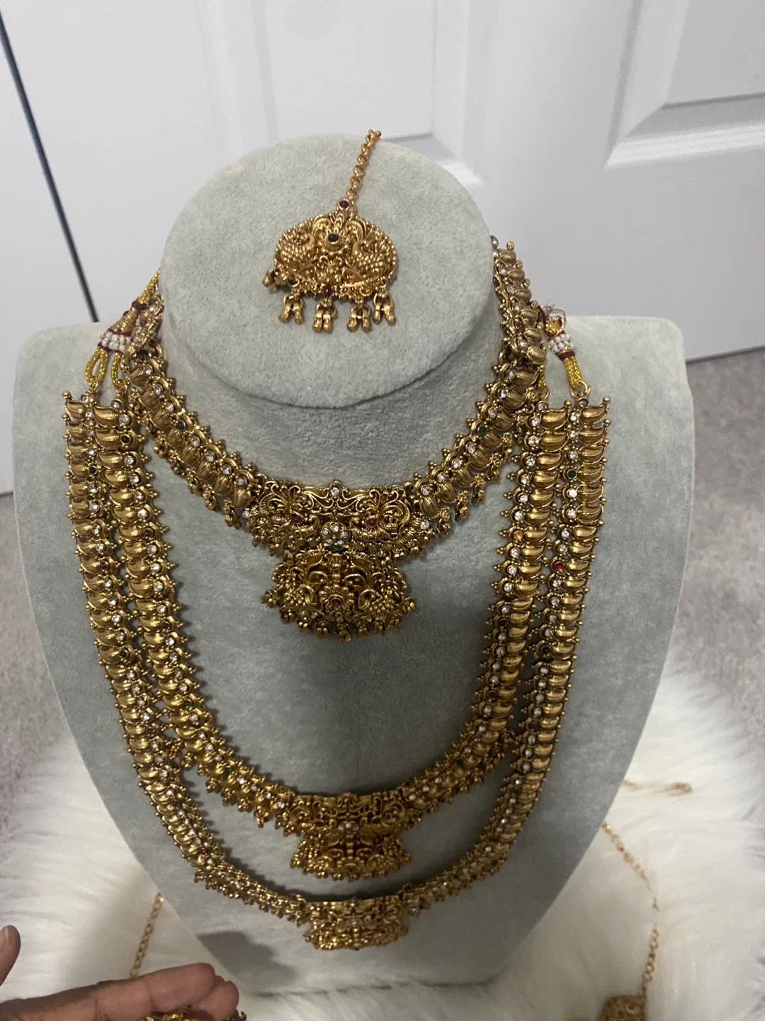 Gold Indian Jewellery Set thumbnail