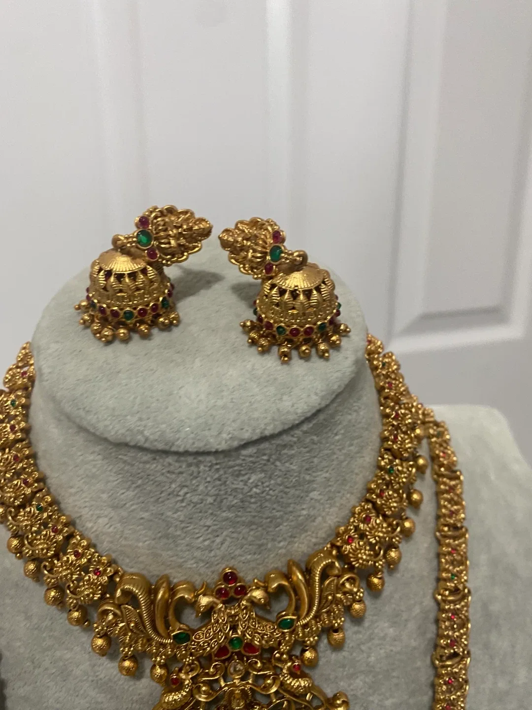 Gold Indian Jewellery Set thumbnail