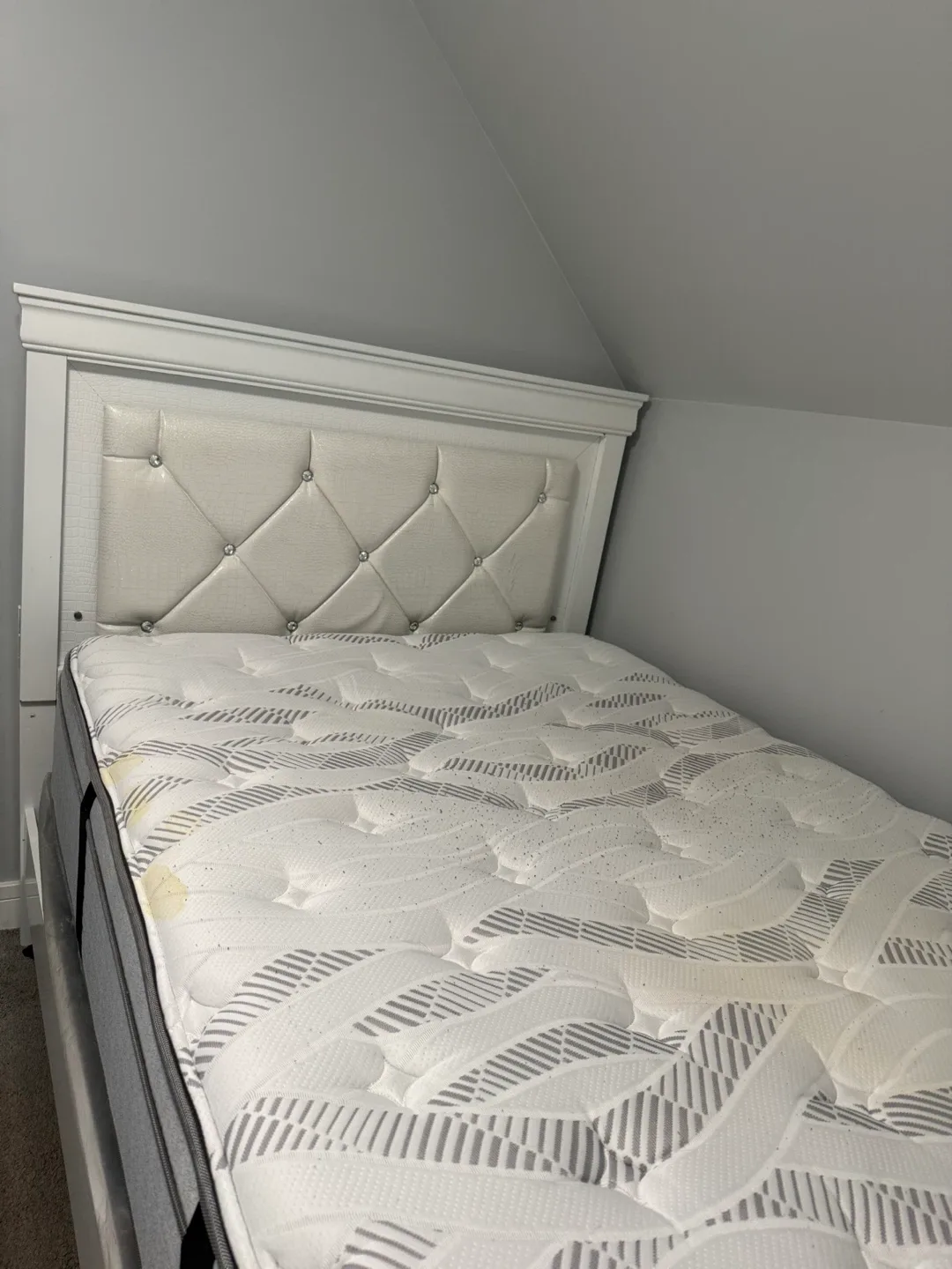 Queen Size Mattress and Headboard image indicator(3)
