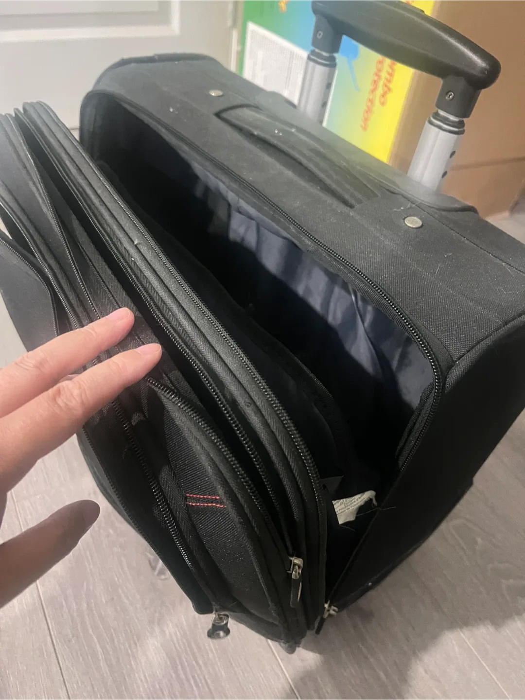 Swiss Gear Rolling Suitcase - Black image indicator(2)