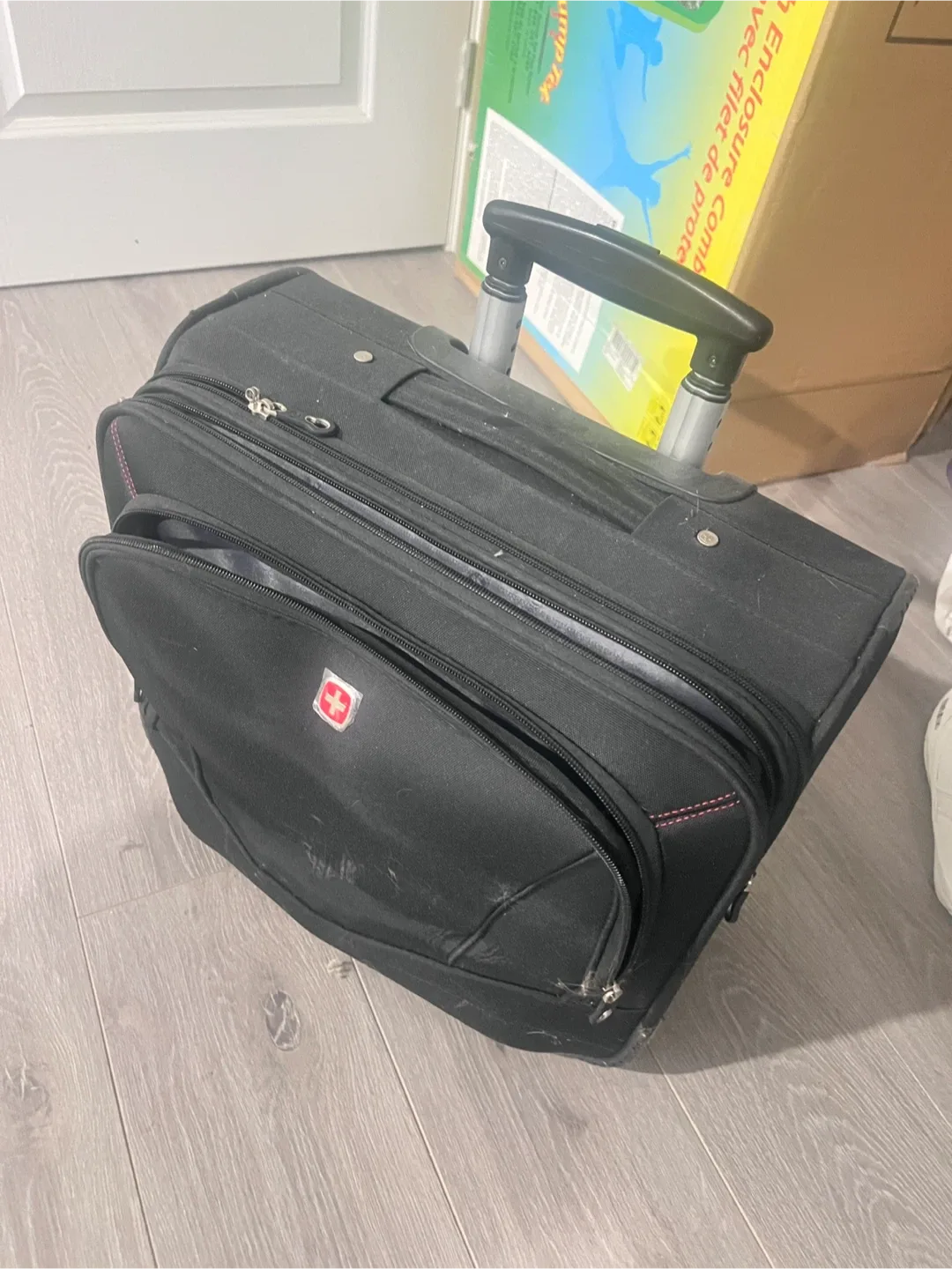 Swiss Gear Rolling Suitcase - Black image indicator(3)