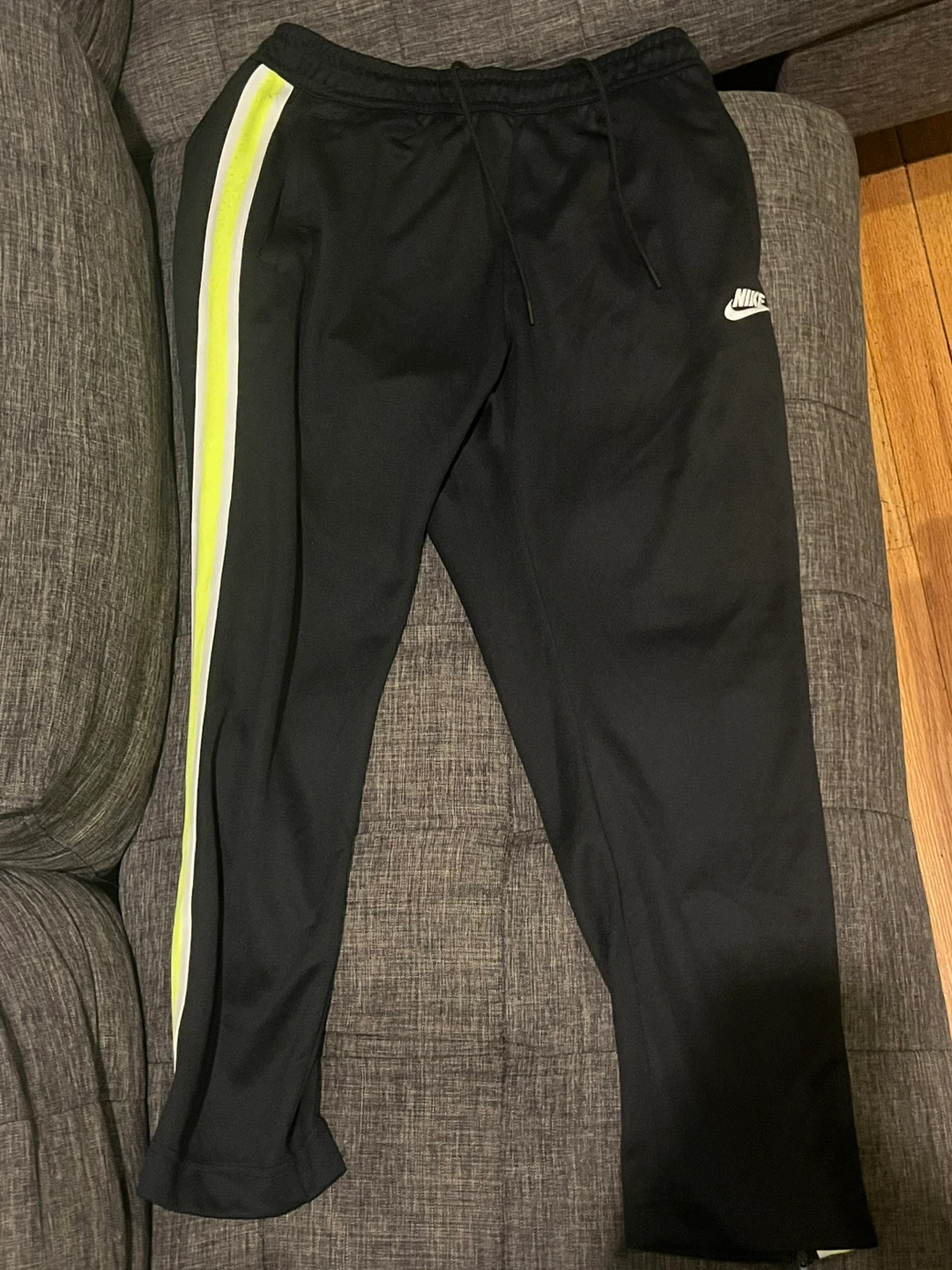 Vintage Nike Men's Sweatpants Size L (NEED GONE SOON)