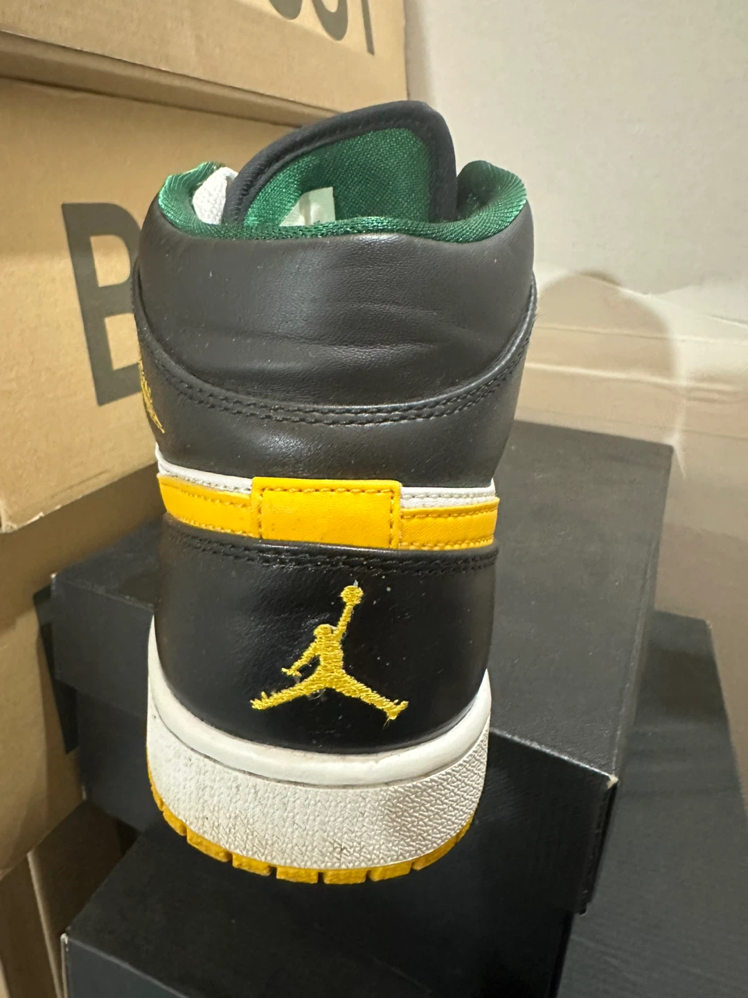Air Jordan 1 Mid SE "Lucky Green" Sneakers - photo 3