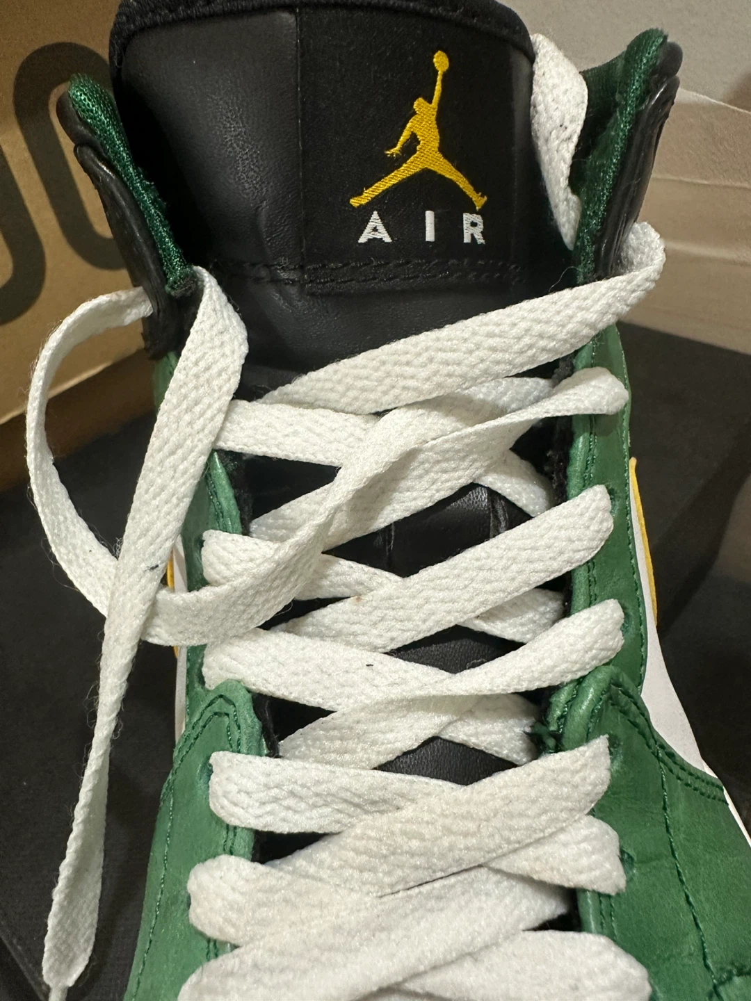 Air Jordan 1 Mid SE "Lucky Green" Sneakers - photo 4