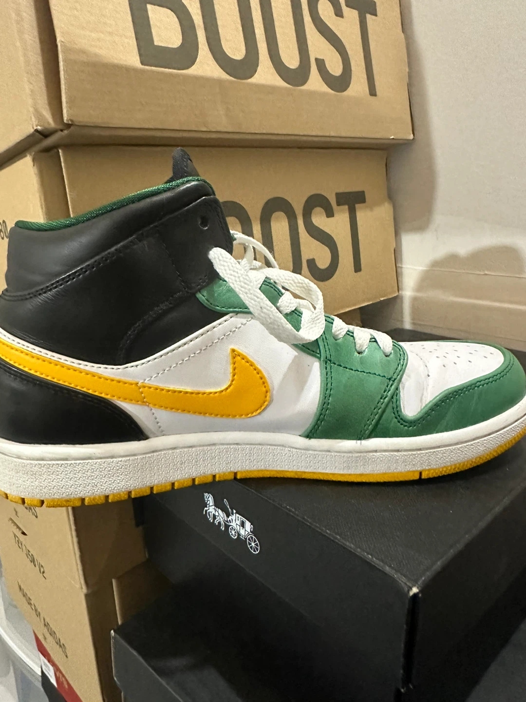 Air Jordan 1 Mid SE "Lucky Green" Sneakers