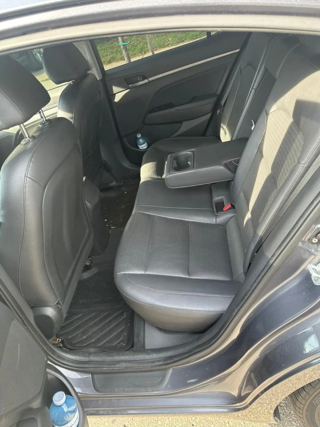 Hyundai Elantra Limited - Grey Sedan image indicator(4)