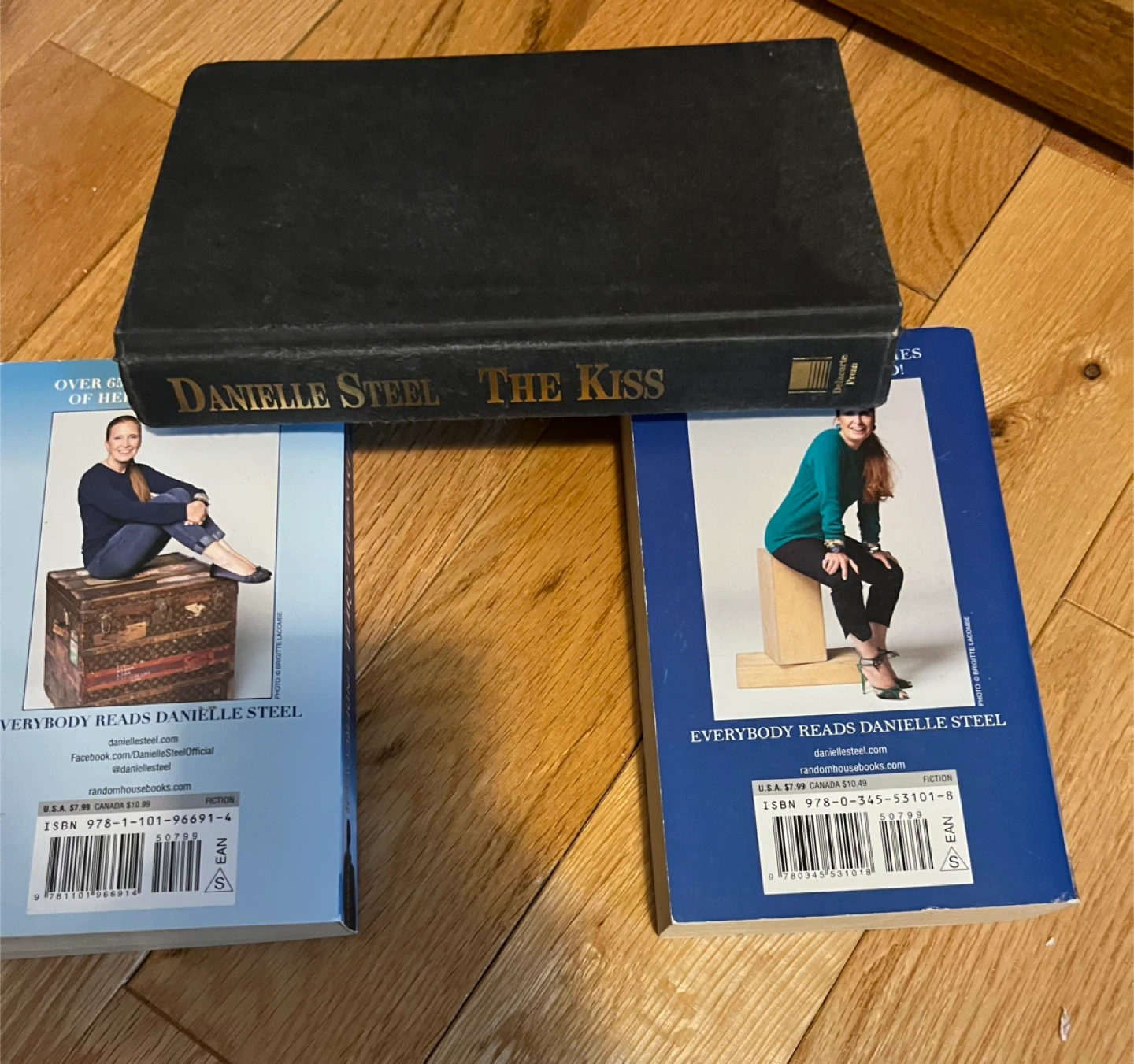 Danielle Steel Books (The Kiss, Undercover, Country) - photo 2