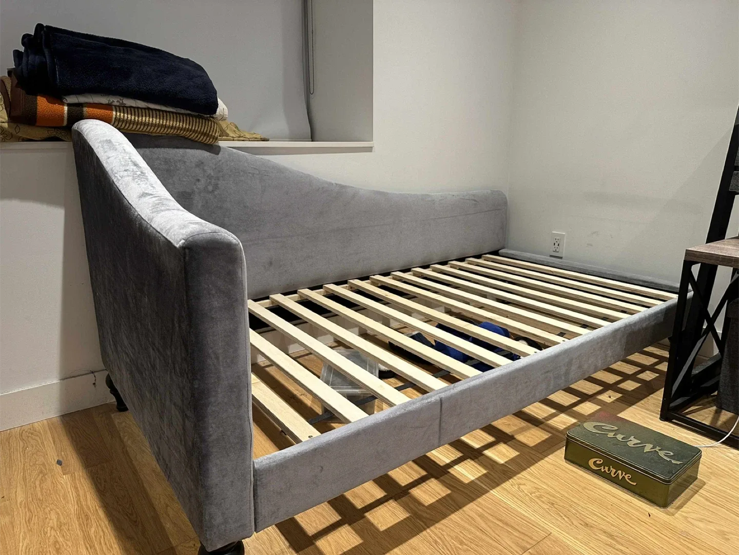 Harriot Grey Upholstered Daybed Frame image indicator(4)