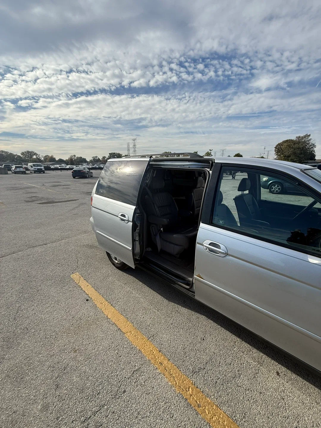 Silver Honda Odyssey Minivan image indicator(6)