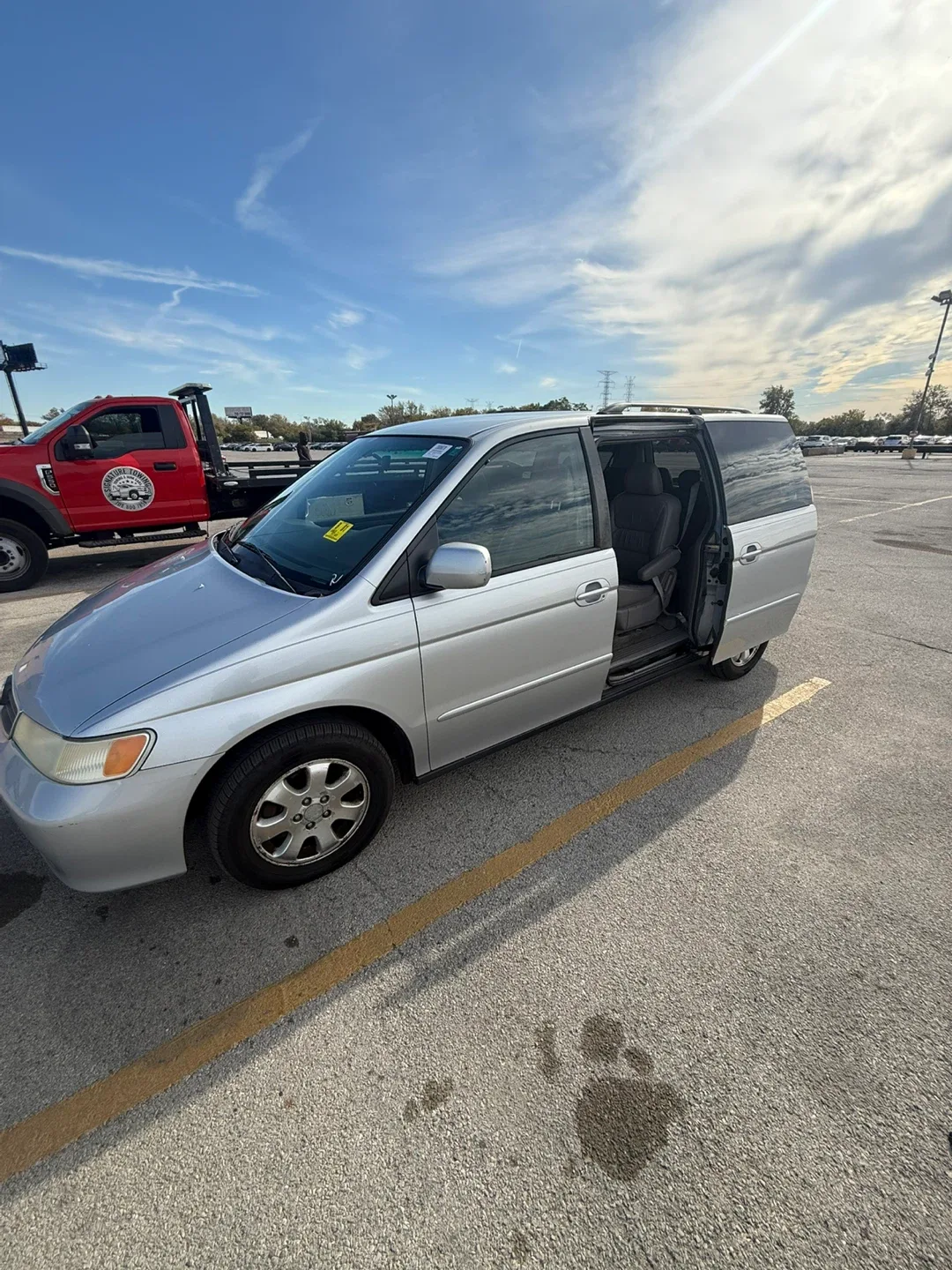 Silver Honda Odyssey Minivan image indicator(3)