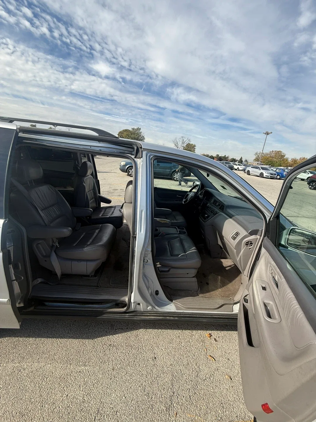 Silver Honda Odyssey Minivan image indicator(10)