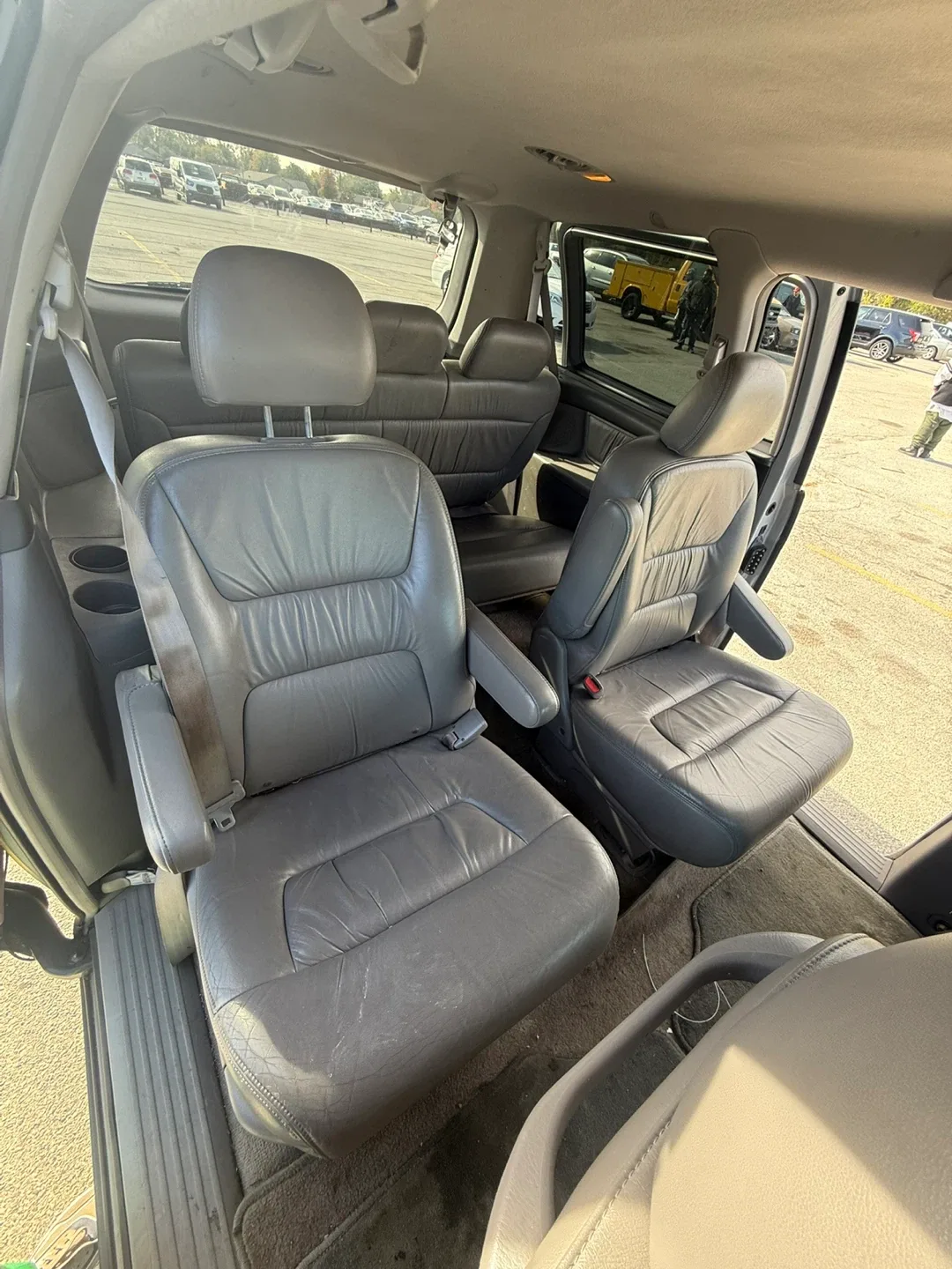 Silver Honda Odyssey Minivan image indicator(8)