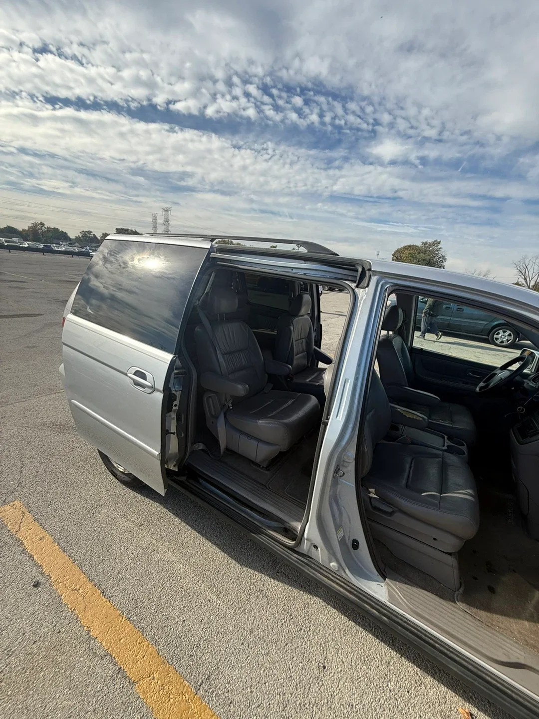 Silver Honda Odyssey Minivan image indicator(9)