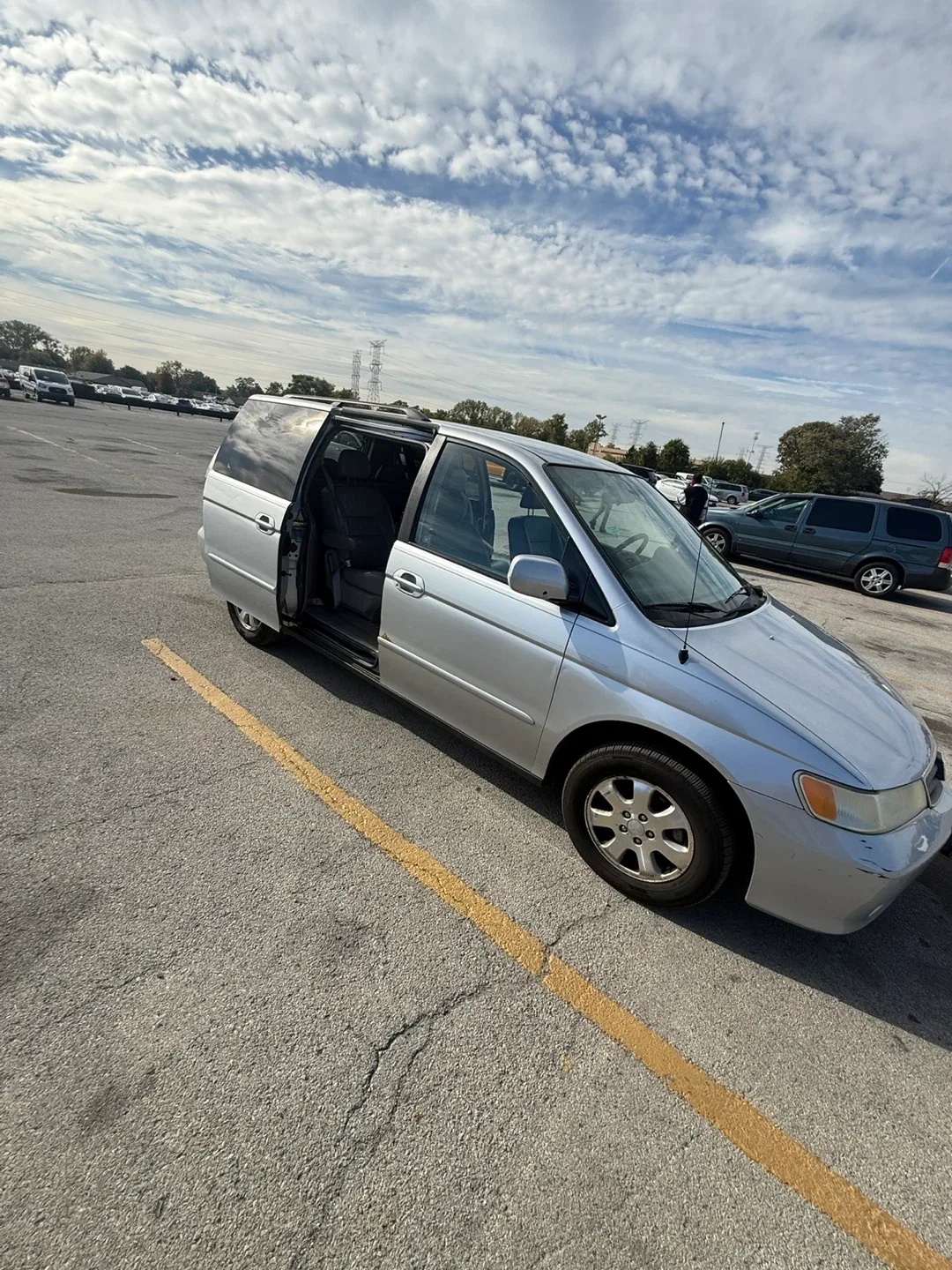 Silver Honda Odyssey Minivan image indicator(7)