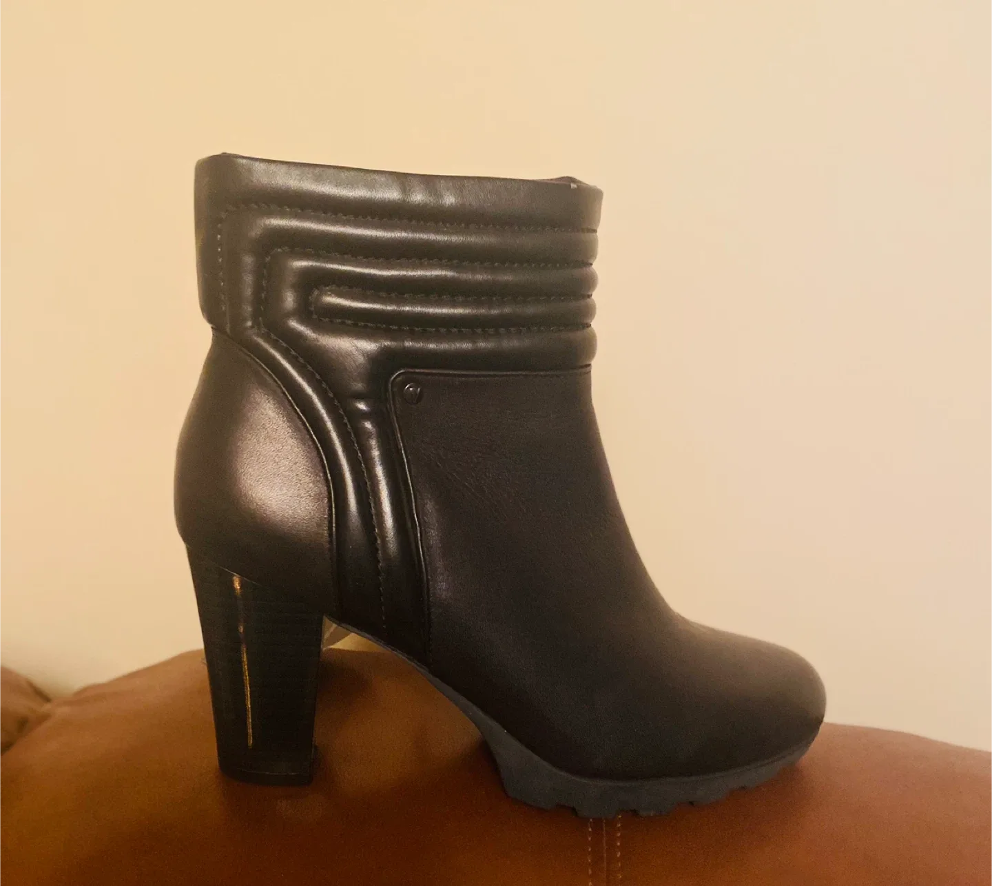 Made in Canada. Valdini Celeste Black Calf Boots - Size 8.5M image indicator(4)