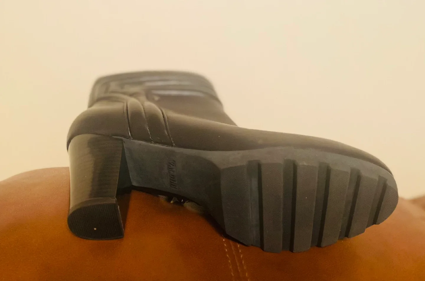 Made in Canada. Valdini Celeste Black Calf Boots - Size 8.5M image indicator(3)