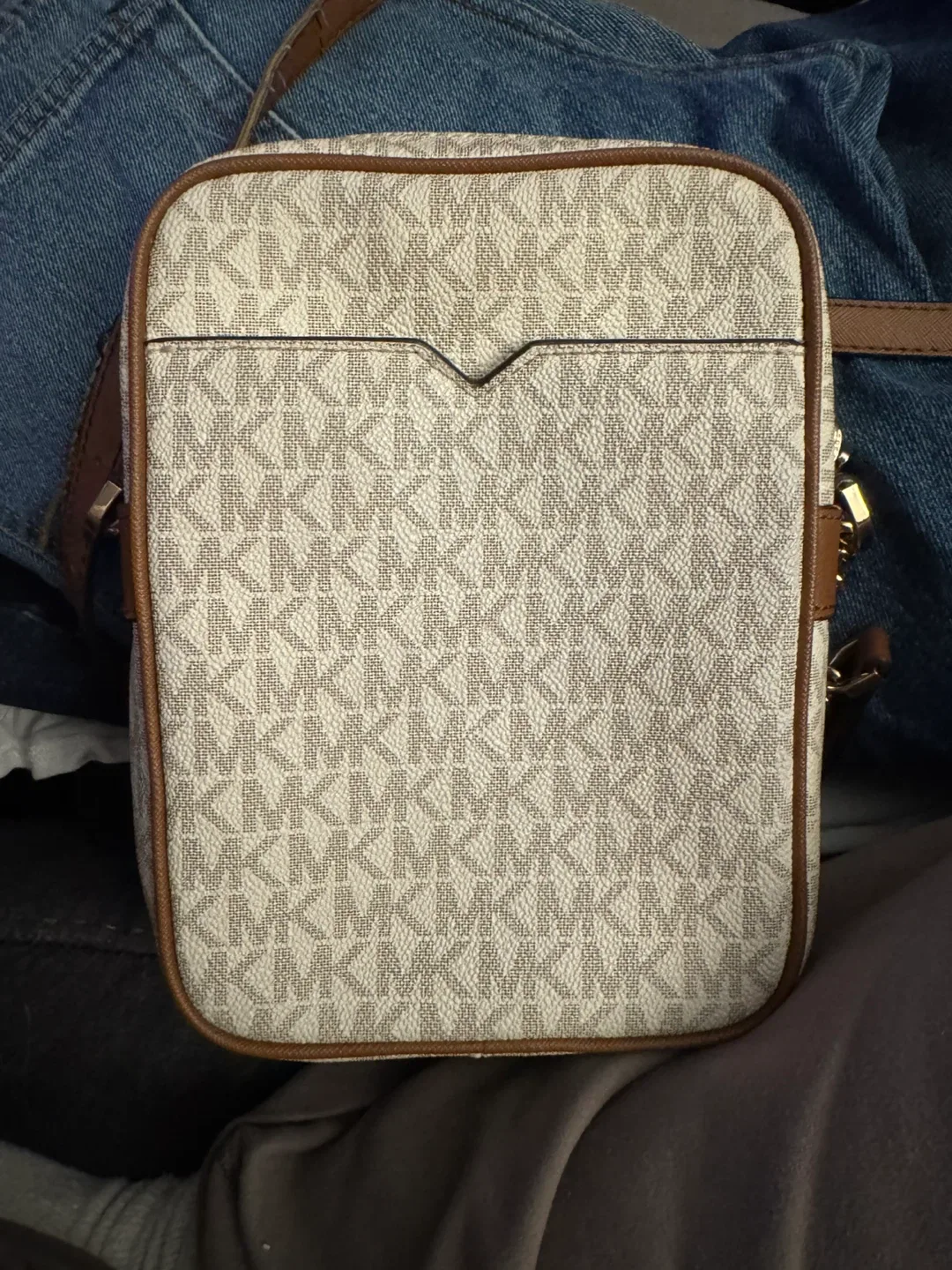 Michael Kors Crossbody Bag image indicator(2)