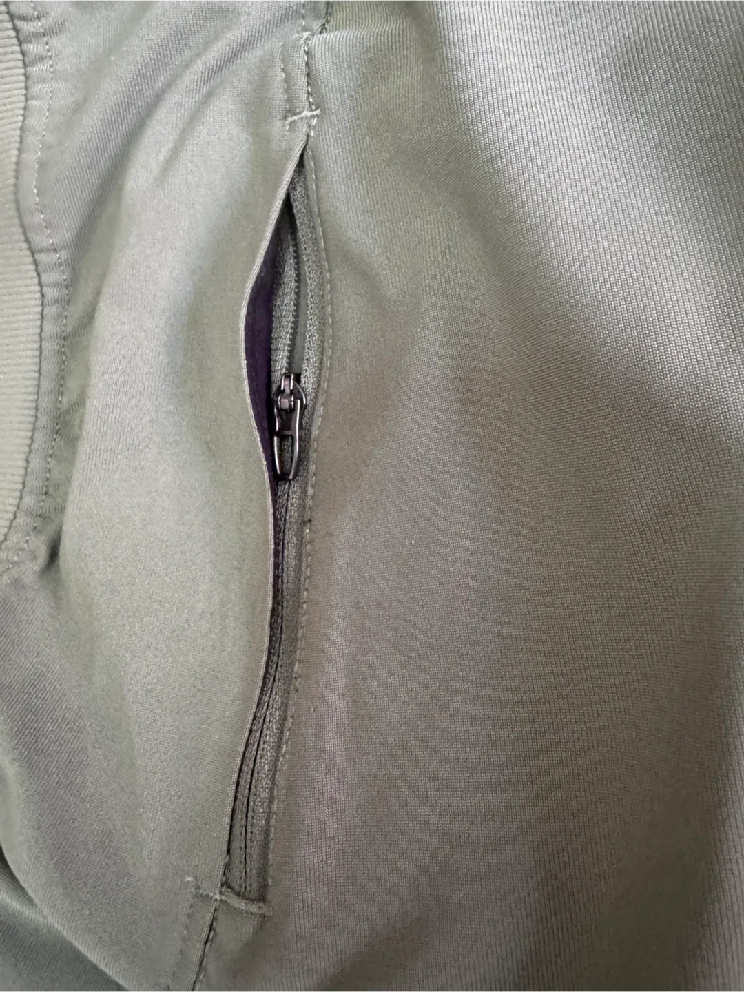 Lululemon Men’s Joggers – Size XXL (Army Green) image indicator(4)