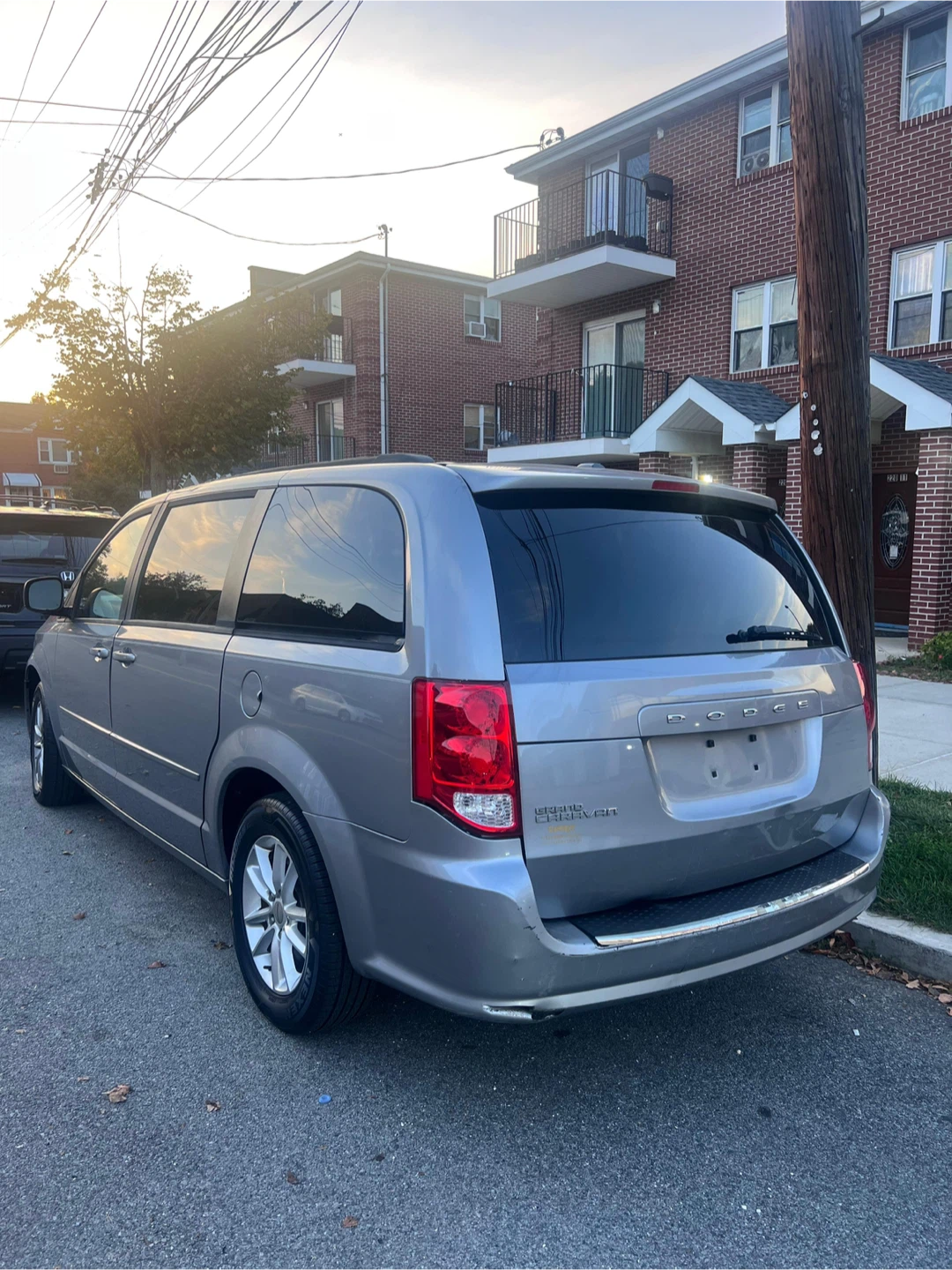 Dodge Grand Caravan - Silver Minivan - photo 3