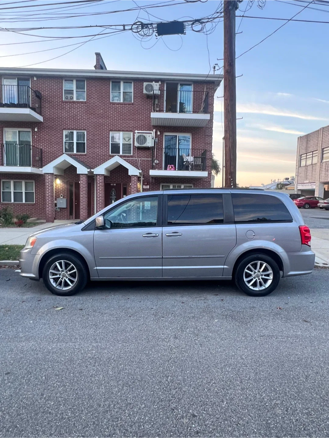 Dodge Grand Caravan - Silver Minivan image indicator(4)