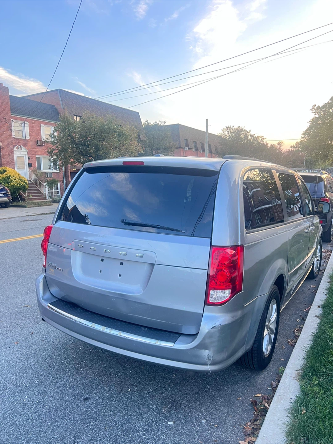 Dodge Grand Caravan - Silver Minivan - photo 5