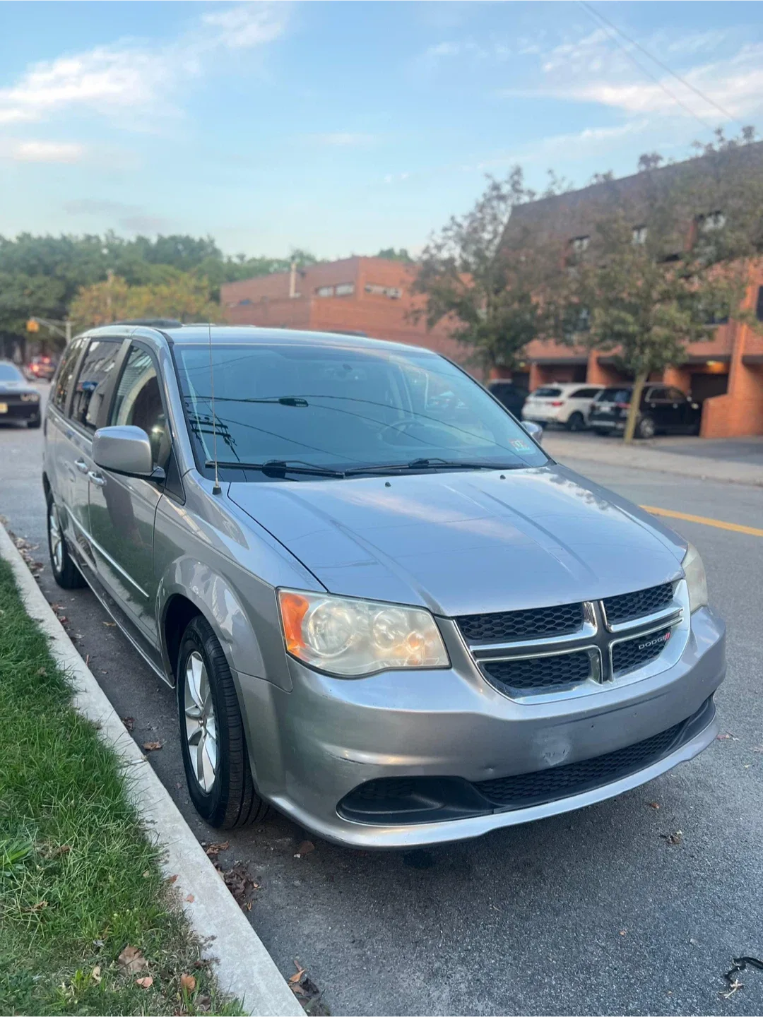 Dodge Grand Caravan - Silver Minivan image indicator(6)